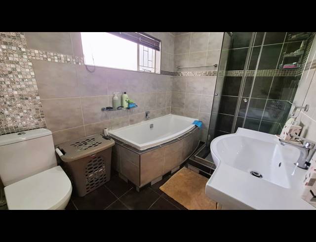 3 BEDROOM TOWNHOUSE FOR SALE IN FLORA GARDENS